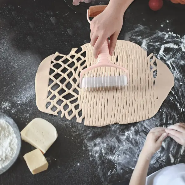 Rotirajući sekač testa – praktičan alat za brzo i ravnomerno sečenje