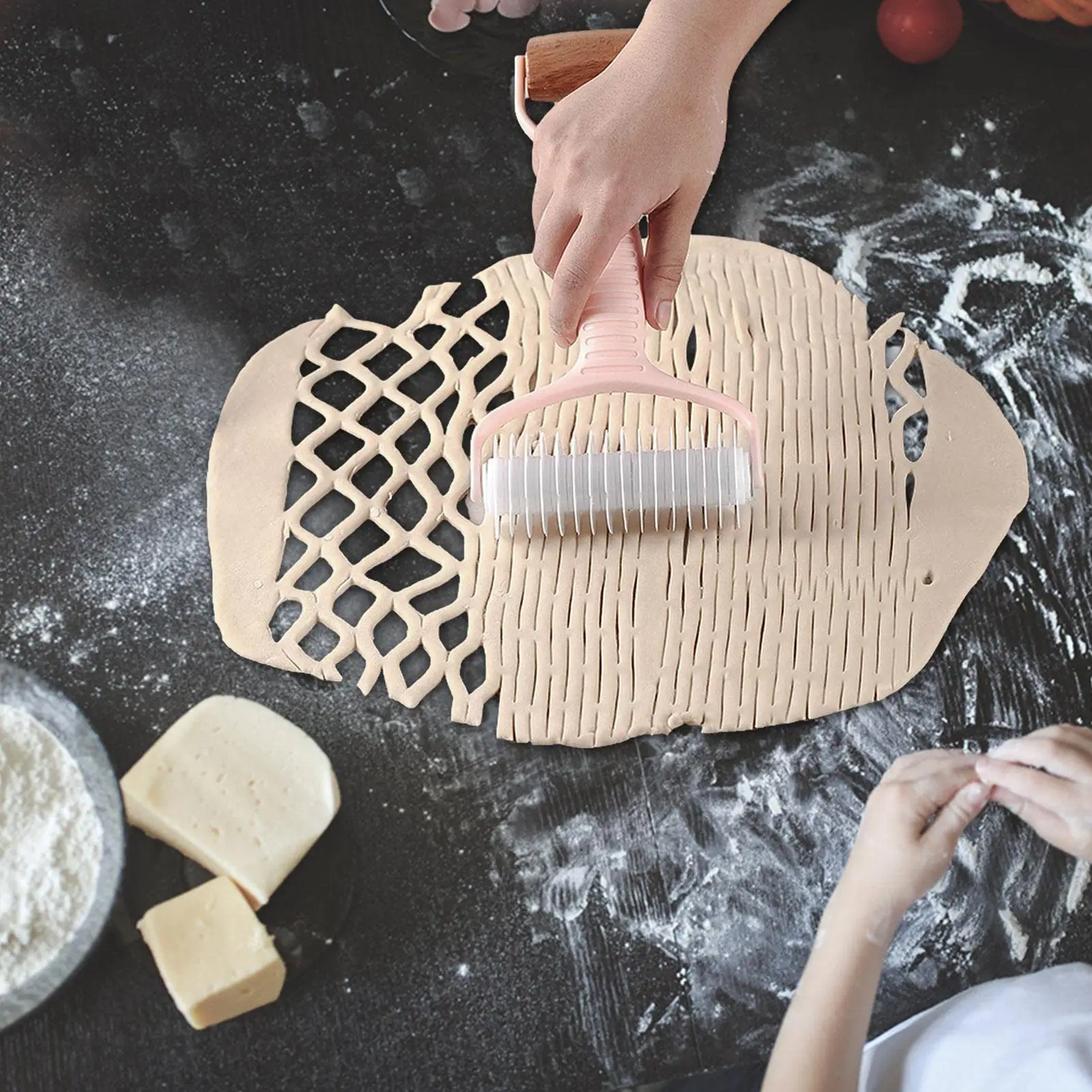 Rotirajući sekač testa – praktičan alat za brzo i ravnomerno sečenje